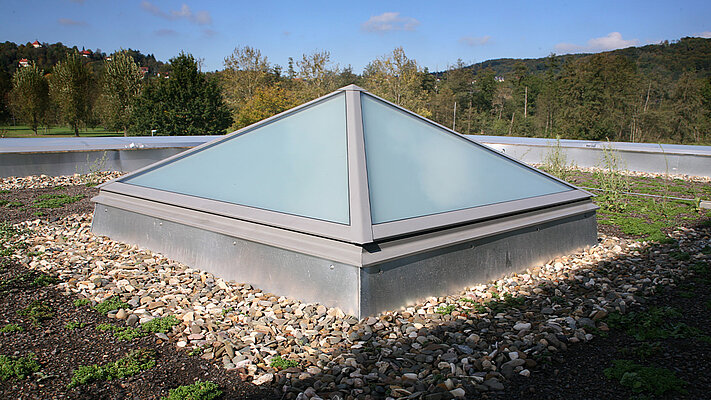 Fönster för platt tak i form av ett pyramid / höfttak