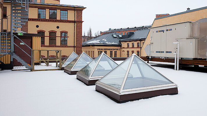 Fönster för platt tak i form av ett pyramid / höfttak