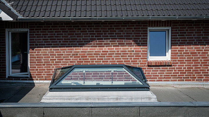 Fönster för platt tak i form av ett pyramid / höfttak