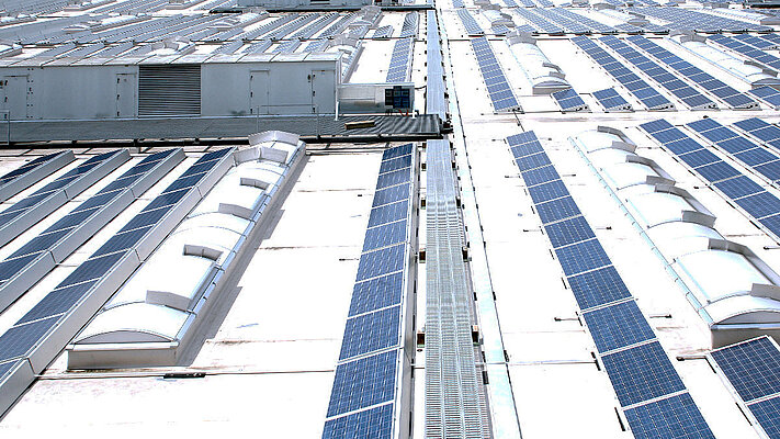 Kontinuerligt takfönster i sadeltakform med fotovoltaik