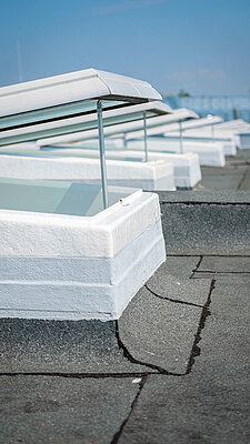 Fönster för platt tak med plastram