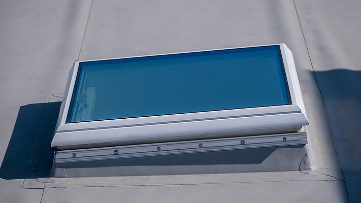 Fönster för platt tak med plastram