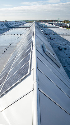 Kontinuerligt takfönster i sadeltakform med fotovoltaik